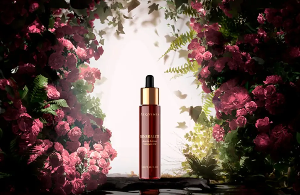 Alqvimia Sensuality Öl vor einem Rosenbogen